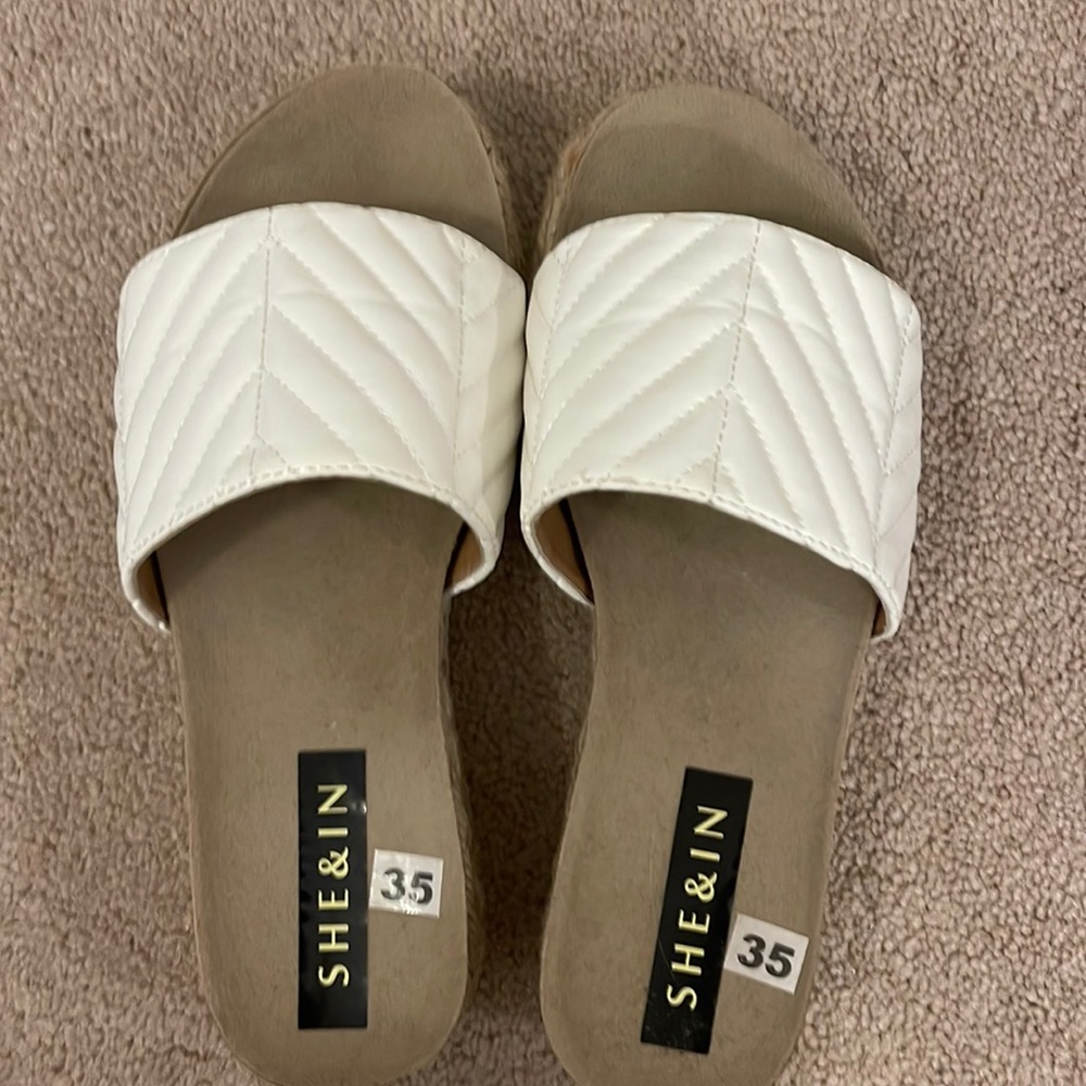 She & in slide, white with pattern size 5